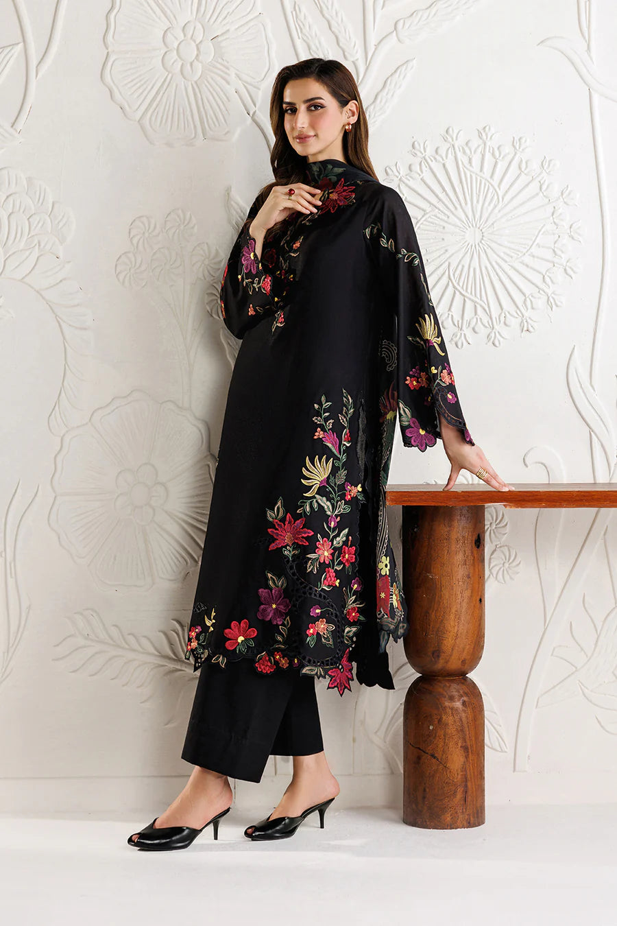 Iznik | The Lawn Edit | UE-681 Embroidered Lawn